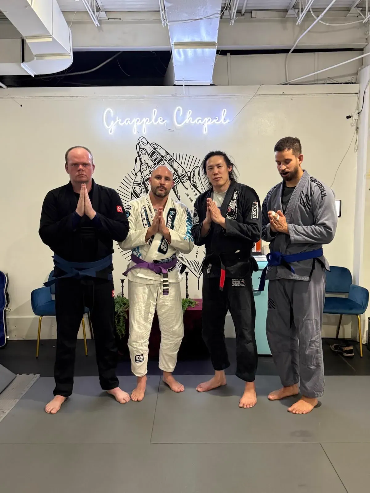 End-of-round scramble with teammates coaching from the wall.