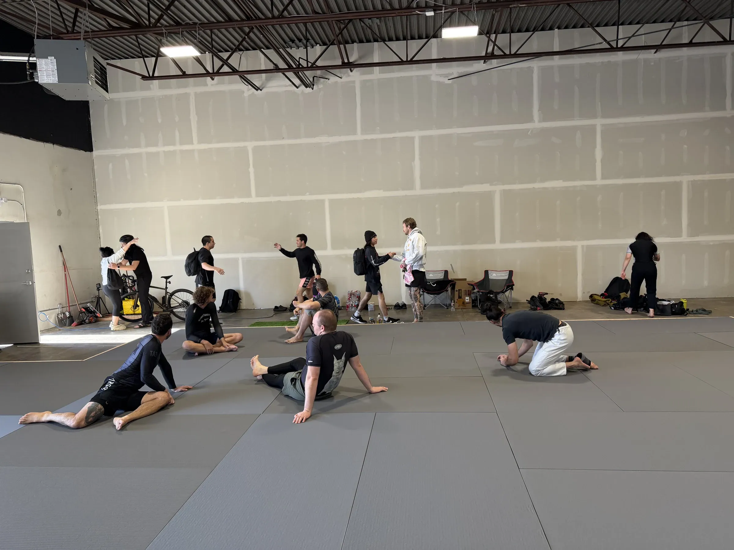 Open mat beginning with teammates gathering and pairing off to train.